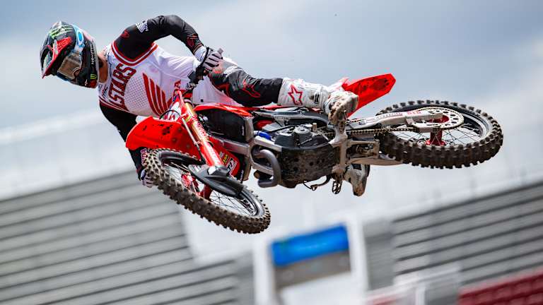 Sexton dominates Supercross' 2023 finale by 18 seconds, earns season championship